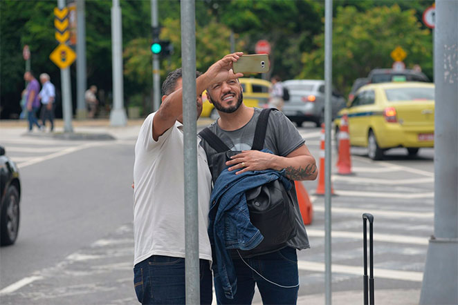 Belo e Gracyanne Barbosa se beijam na saída de aeroporto carioca