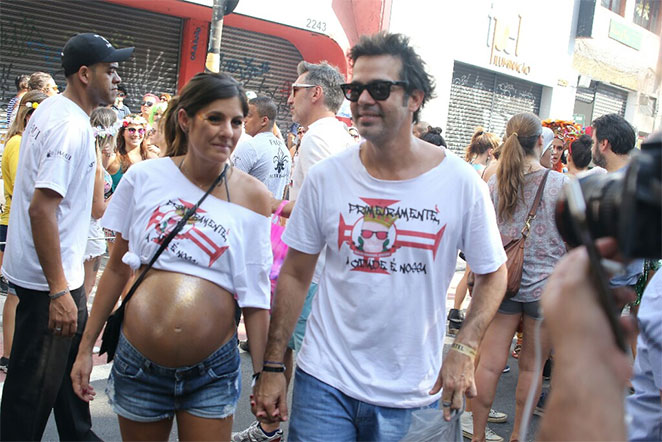 Bruno Mazzeo curte bloco de Carnaval ao lado da mulher grávida de gêmeos