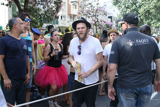 Bruno Mazzeo curte bloco de Carnaval ao lado da mulher grávida de gêmeos