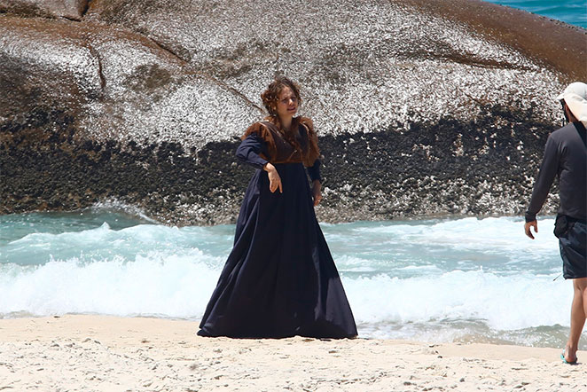 Letícia Colin e Caio Castro se divertem em gravação na praia