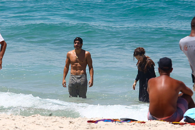 Letícia Colin e Caio Castro se divertem em gravação na praia