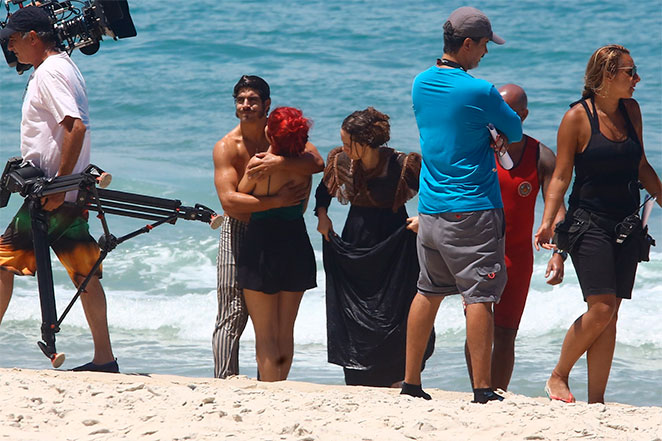 Letícia Colin e Caio Castro se divertem em gravação na praia