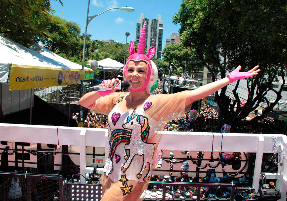 Vestida de unicórnio, Carla Perez agita seu Bloco Algodão Doce