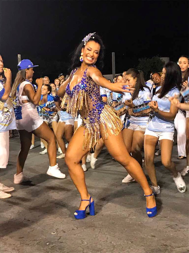 Cinthia Santos arrasa no último ensaio antes do Carnaval 
