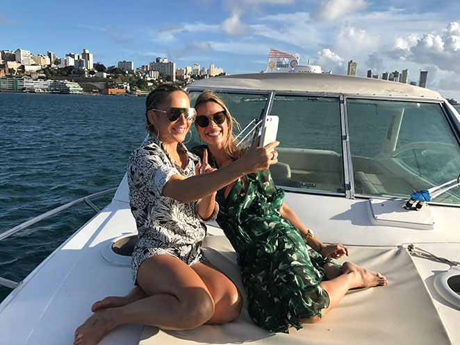 Lígia Mendes e Claudia Leitte passeiam de barco