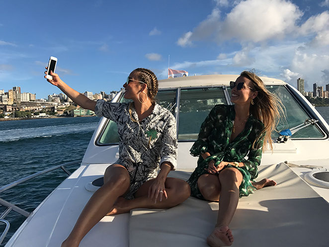 Lígia Mendes e Claudia Leitte passeiam de barco