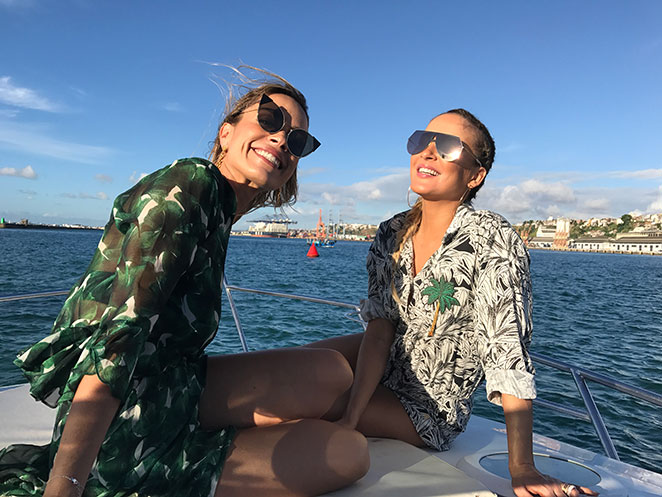 Lígia Mendes e Claudia Leitte passeiam de barco