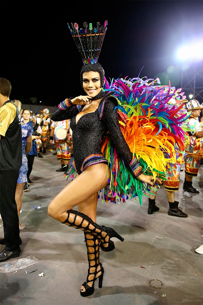 Daniela Albuquerque reina absoluta com a bateria da Acadêmicos do Tucuruvi