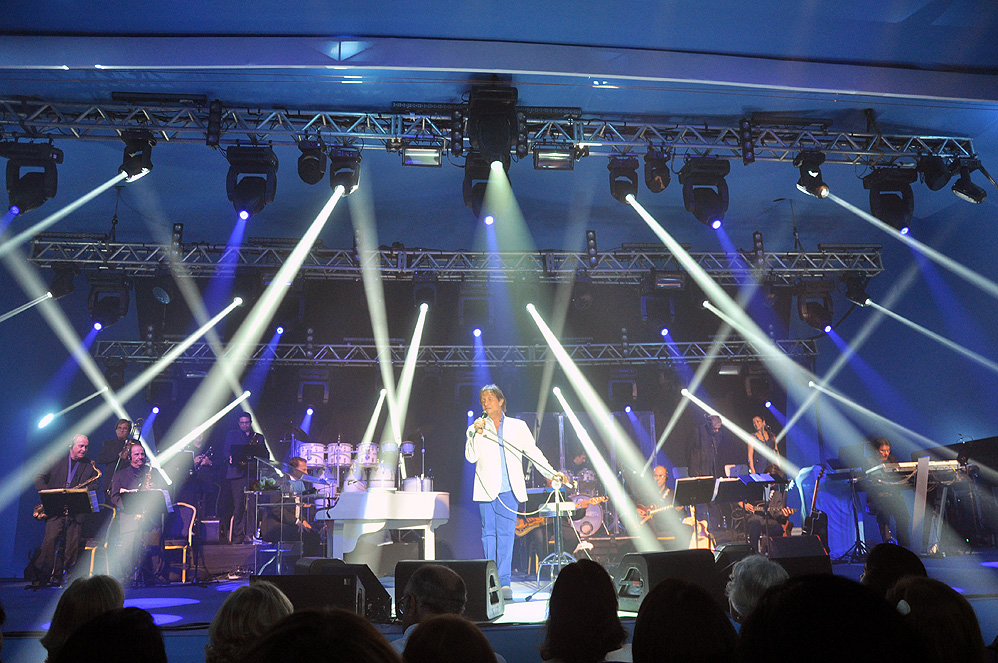 Roberto Carlos emociona plateia com seu primeiro show na Praia do Forte