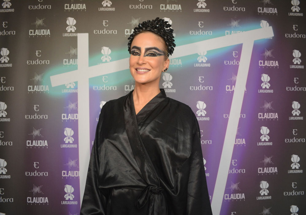 Claudia Leitte encanta com fantasia em ensaio