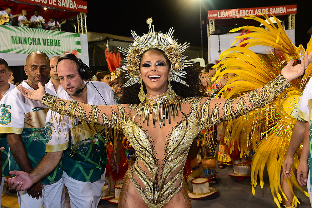 Viviane Araújo teve o look revelado nas redes sociais e apareceu deslumbrante com body dourado e cheio de transparências que valorizou o generoso decote como representação do relicário na apresentação que tem como samba-enredo Zé do Brasil, um nome e muitas histórias