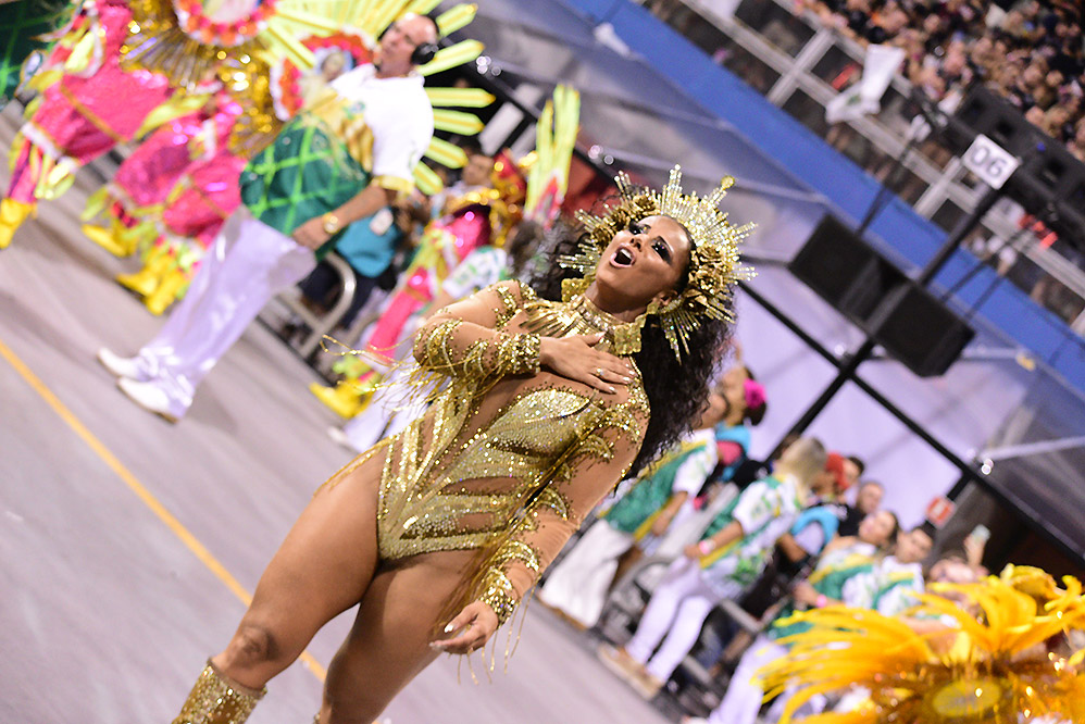 Viviane Araújo brilhou no desfile