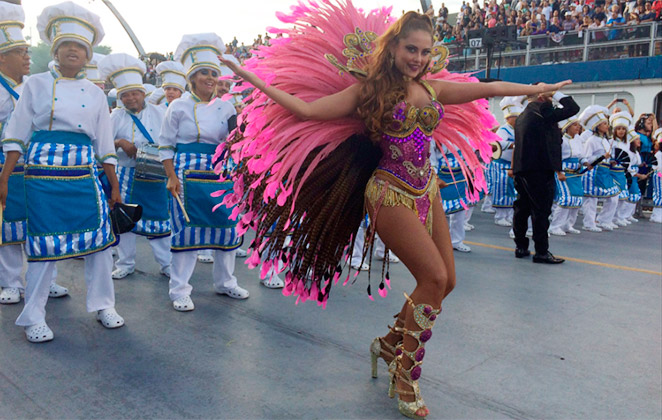 Personalidade sempre presente no Carnaval, a atriz arrasou pela Rosas de Ouro. A escola ‘sofreu’ para entrar na avenida por conta de contratempo passado com a Nenê de Vila Matilde, que atrasou seu desfile em mais de 40 minutos, alegando que a avenida estava com óleo.