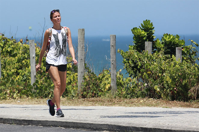 Sozinha, Ellen Jabour caminha na orla carioca 