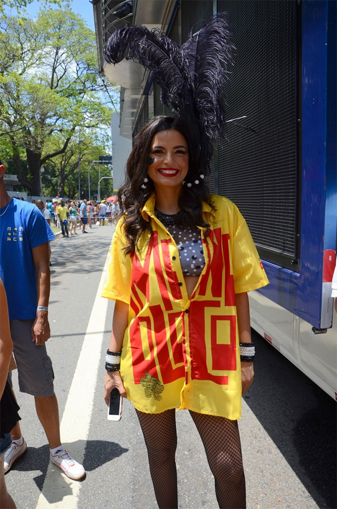 Emanuelle Araújo esbanja beleza como rainha de Bloco