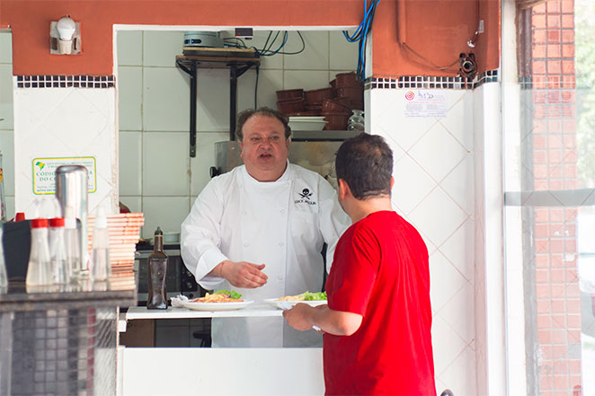 Paciência de Erick Jacquin é testada durante programa