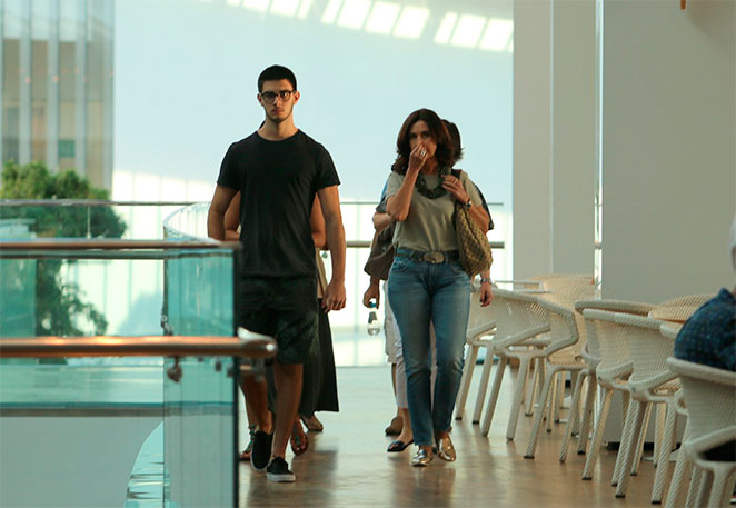 Com visual clássico, Fátima Bernardes faz passeio no shopping com seus filhos