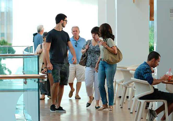 Com visual clássico, Fátima Bernardes faz passeio no shopping com seus filhos