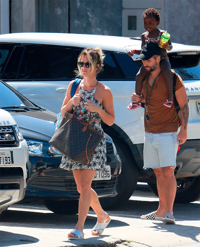 Bruno Gagliasso e Giovanna Ewbank vão buscar Titi em aula de natação 