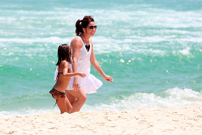 Giovanna Antonelli curte praia com as filhas gêmeas