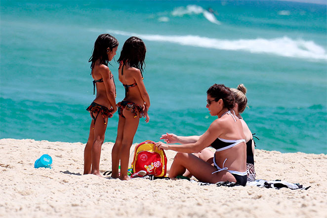 Giovanna Antonelli curte praia com as filhas gêmeas