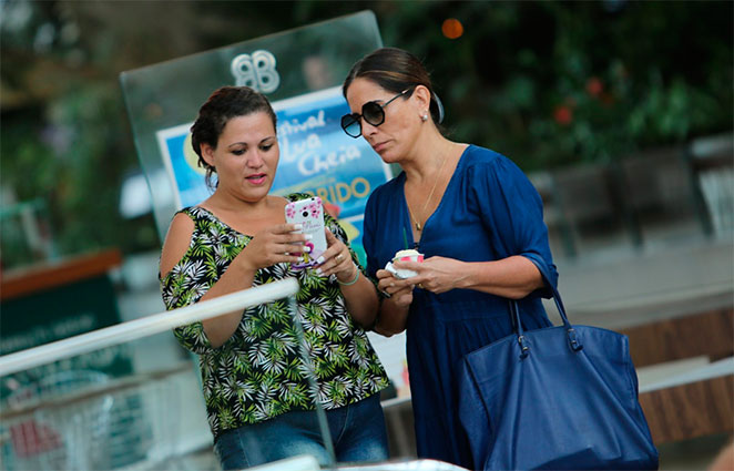 Cheia de elegancia, Glória Pires toma sorvete em bairro nobre carioca