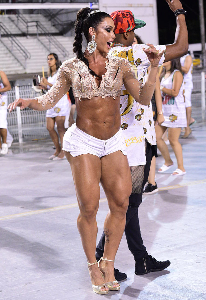 Com micro short, Gracyanne Barbosa deixa pernas à mostra em ensaio de Carnaval