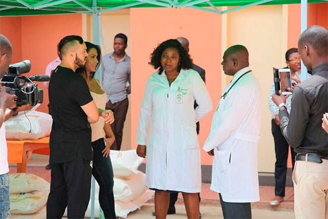 Belo e Gracyanne Barbosa visitam hospital em Angola
