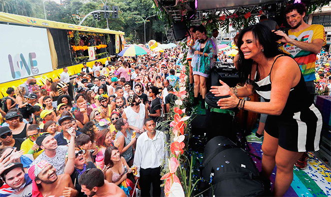 Gretchen agita Carnaval de rua em São Paulo