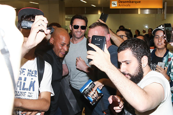 Hugh Jackman desembarca em São Paulo e manda recado na web