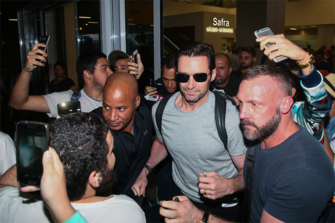 Hugh Jackman desembarca em São Paulo e manda recado na web