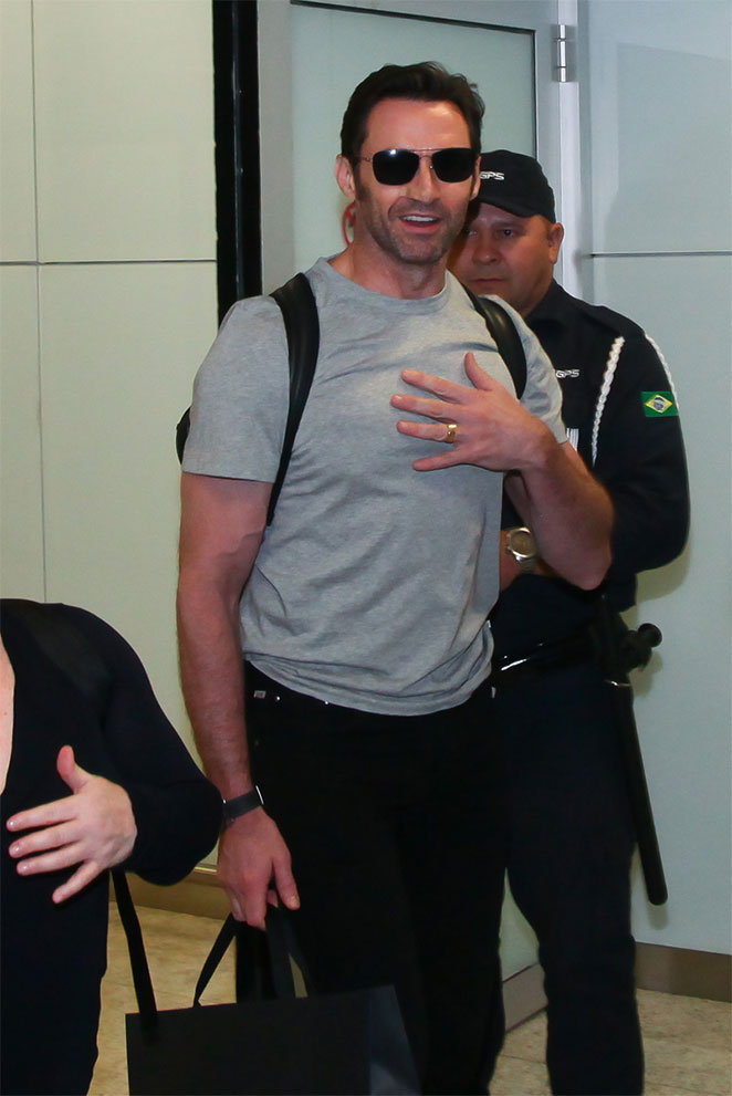 Hugh Jackman desembarca em São Paulo e manda recado na web