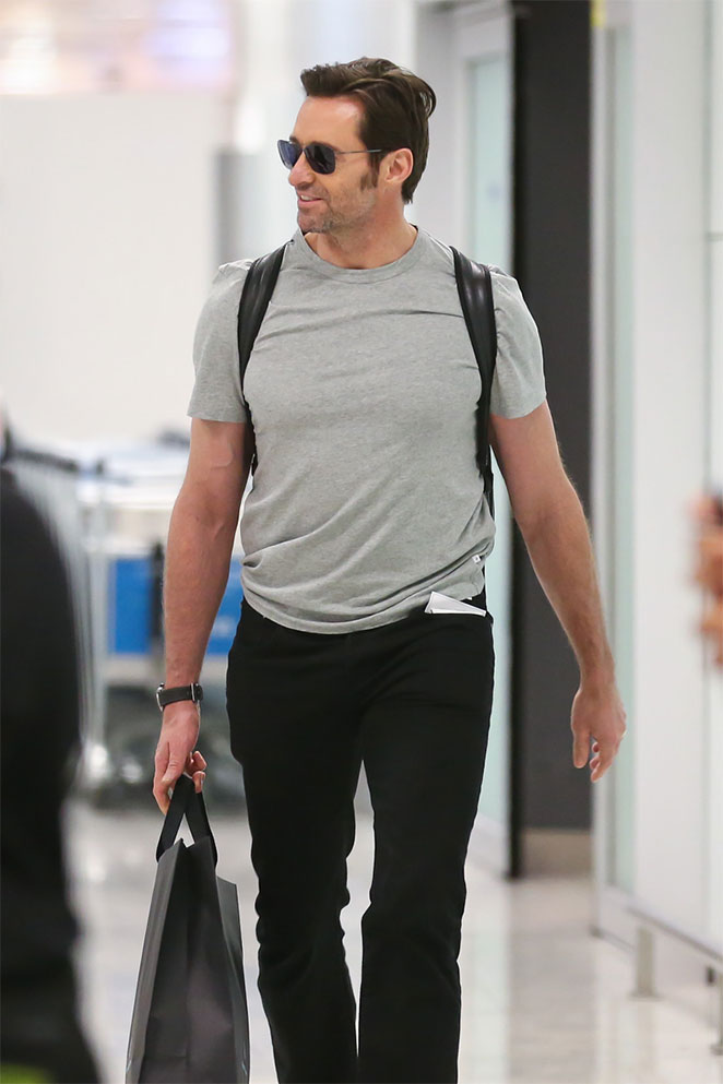 Hugh Jackman desembarca em São Paulo e manda recado na web