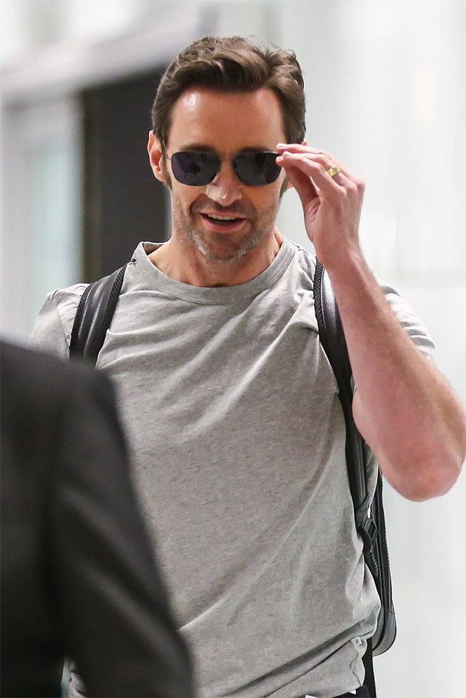 Hugh Jackman desembarca em São Paulo e manda recado na web