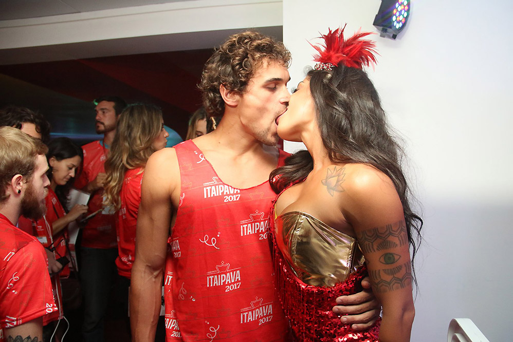 Aline Riscado dá beijão em Felipe Roque