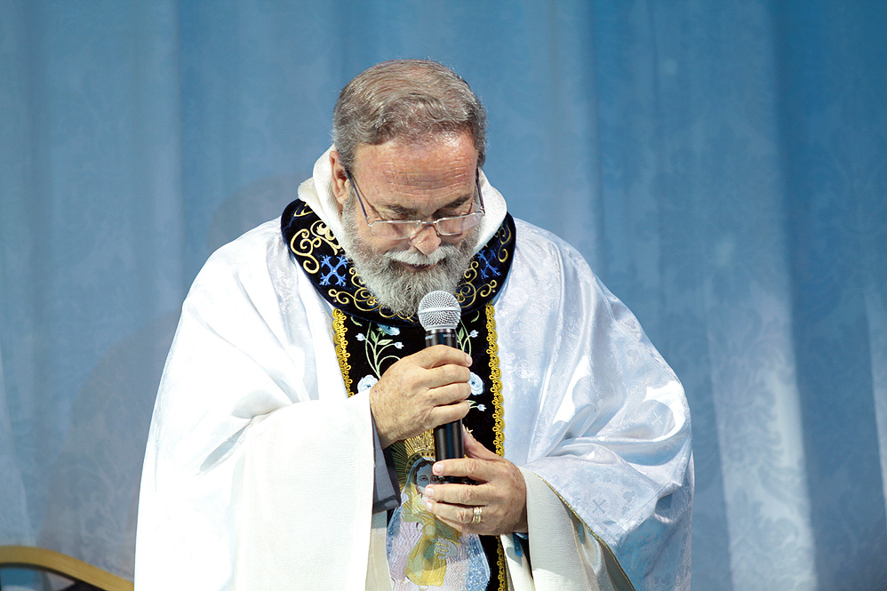 Padre Antônio Maria celebra missa no projeto Emoções Praia do Forte
