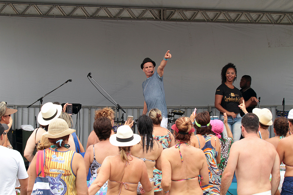 Carlinhos de Jesus anima com muita dança