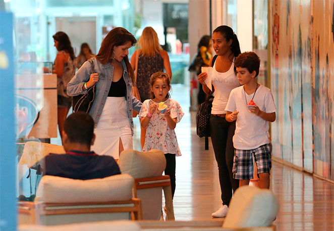  Ingrid Guimarães usa saia com fenda para passear coma filha no shopping