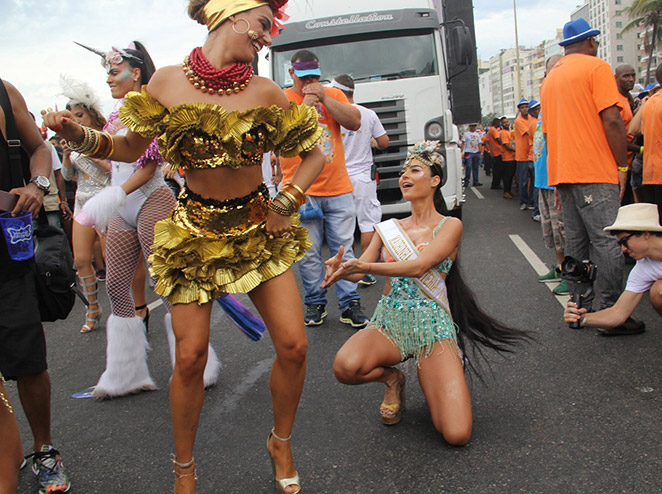 É Carnaval: Isis Valverde desce até o chão e beija muito