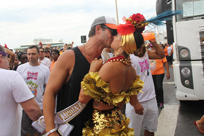 É Carnaval: Isis Valverde desce até o chão e beija muito