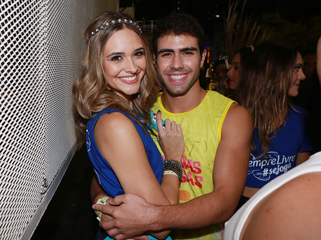 Juliana Paiva e Juliano Laham se beijam ao som de Anitta