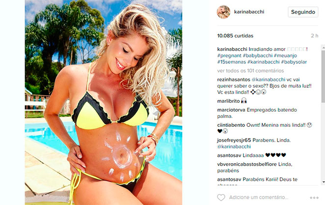 Karina Bacchi posa de biquíni e mostra o sol de sua vida