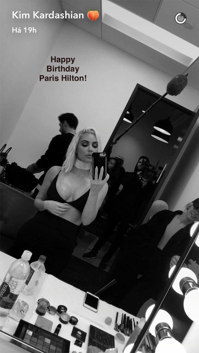  Kim Kardashian parabeniza Paris Hilton e abusa do decote