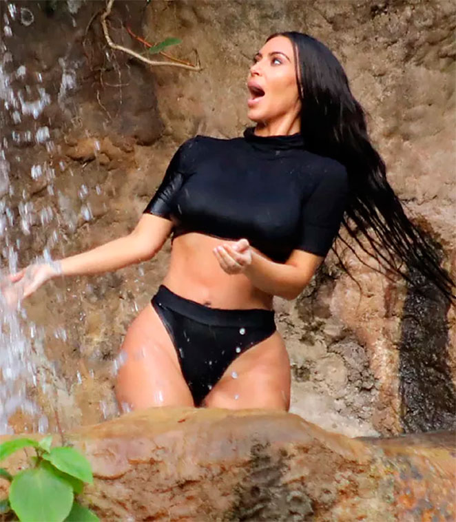  Kim Kardashian mostra demais em banho de cachoeira