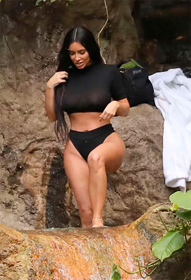  Kim Kardashian mostra demais em banho de cachoeira