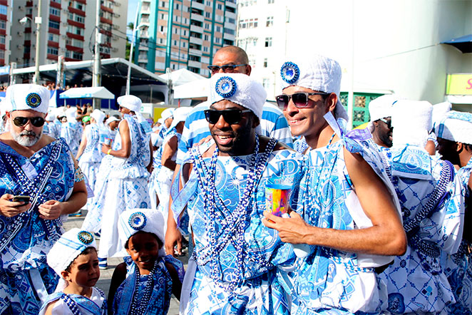 Com o filho, Lázaro Ramos curte bloco em Salvador