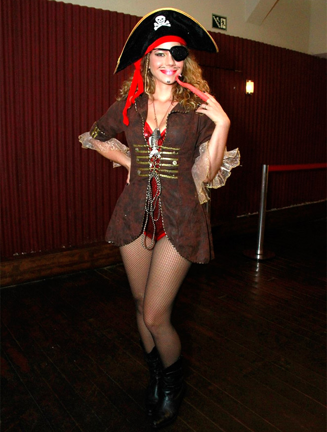Leandra Leal vira pirata em festa à fantasia