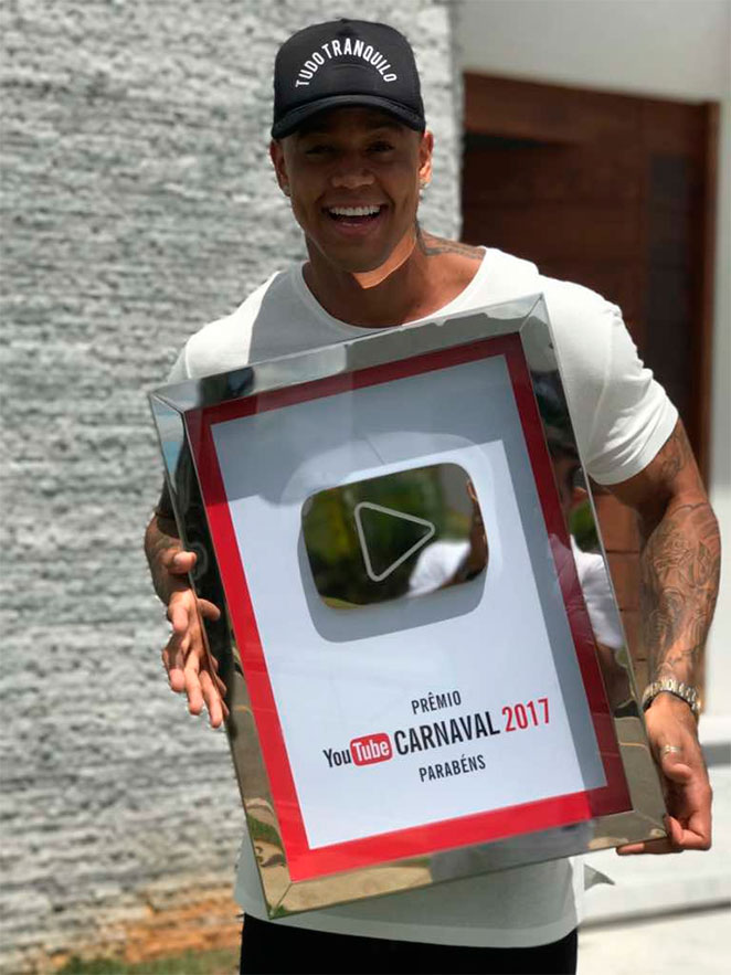 Léo Santana leva prêmio por cantar melhor música do Carnaval