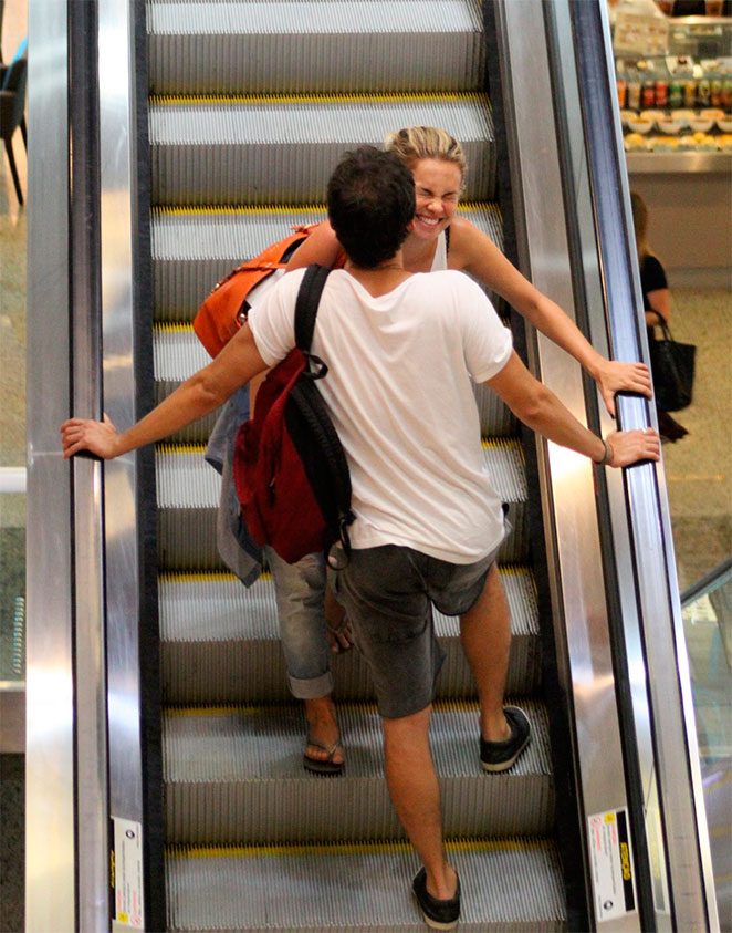 Cheia de estilo, Lua Blanco passa tarde no shopping com seu namorado