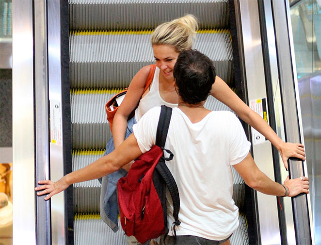 Cheia de estilo, Lua Blanco passa tarde no shopping com seu namorado